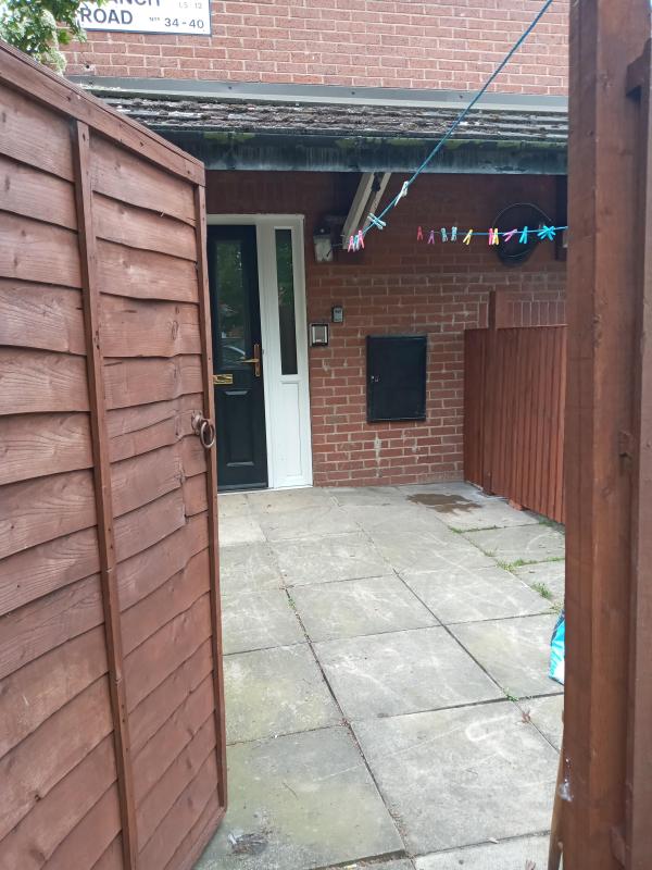 2 Bedroom flat In Wortley Wants 2 Bedroom flat In Holt Park House Exchange